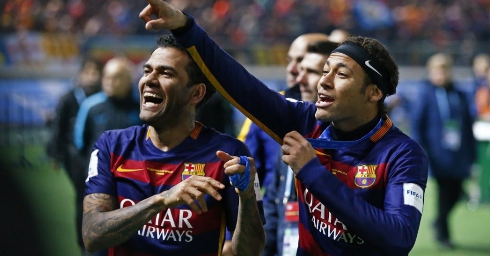 Neymar e Daniel Alves festejam título pelo Barcelona