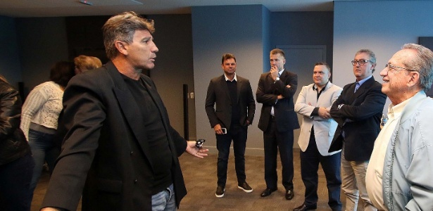 Renato Gaúcho conversa com dirigentes do Grêmio antes de ser apresentado - Lucas Uebel/Divulgação Grêmio