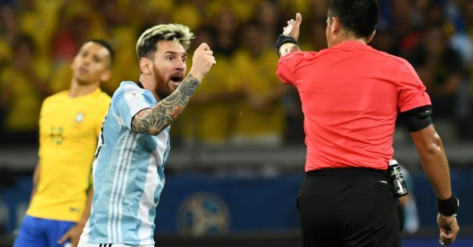 Lionel Messi reclama com o árbitro Julio Bascunan