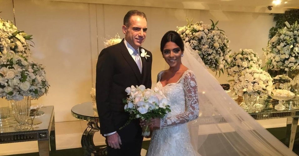 A noiva Larissa Saad posa para fotos