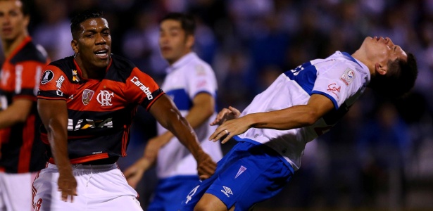 Berrío, do Flamengo, foi expulso em lance com Parot, da Universidad Católica - Ivan Alvarado/Reuters