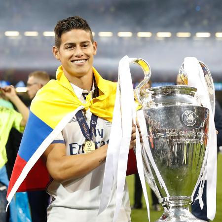 Nem relacionado para a final, James Rodríguez posa com a taça da Champions Nem relacionado para a final, James Rodríguez posa com a taça da Champions