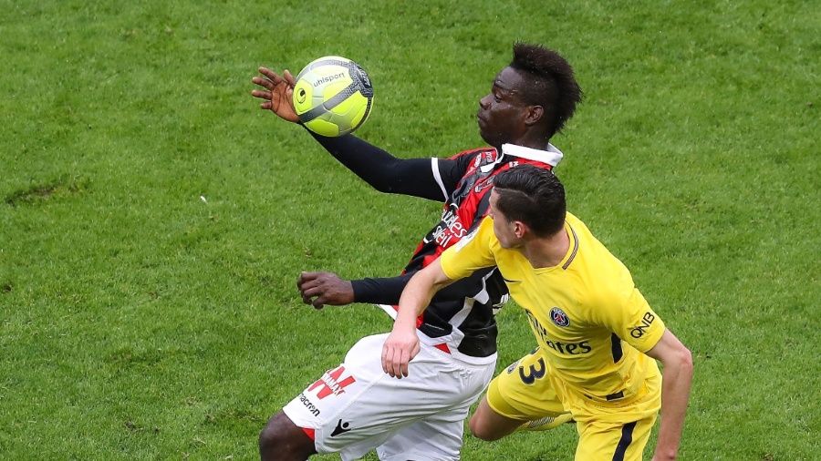 Balotelli, do Nice, disputa bola com Draxler, do Paris Saint-Germain - Valery Hache/AFP
