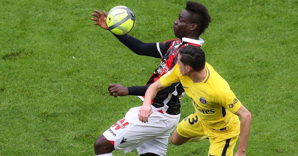 Balotelli, do Nice, disputa bola com Draxler, do Paris Saint-Germain