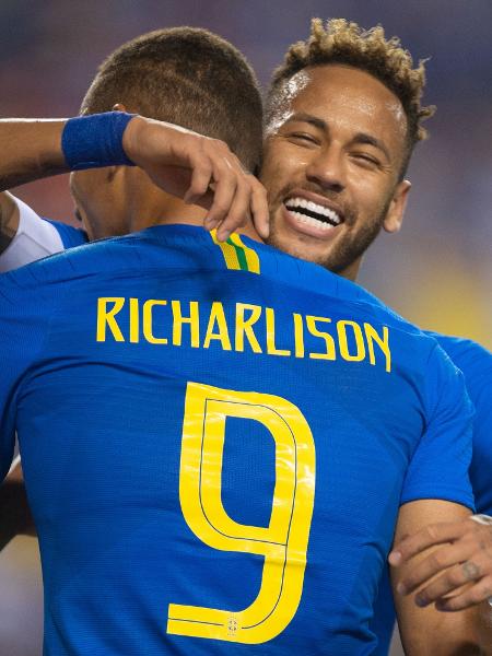 Neymar e Richarlison comemoram gol da seleção brasileira contra El Salvador - Pedro Martins / MoWA Press