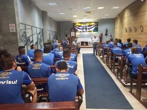 Grupo de jogadores do Grêmio durante bênção em capela da Arena - Reprodução - Reprodução