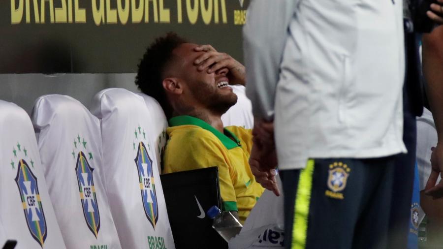 Neymar chora no banco de reservas após deixar amistoso contra o Qatar lesionado - Ueslei Marcelino/Reuters