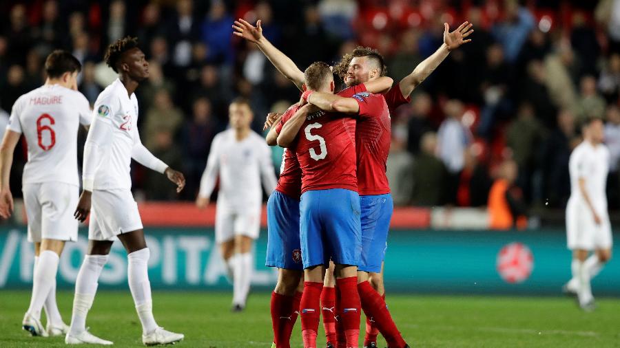 Jogadores da República Tcheca comemoram gol contra a Inglaterra - REUTERS/David W Cerny