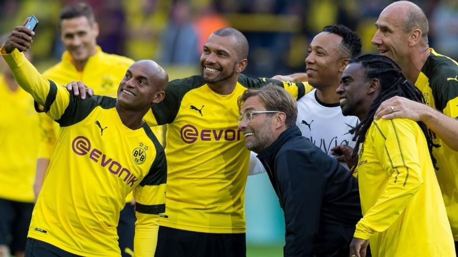 Ex-jogadores do Borussia Dortmund posam para selfie com o técnico Jürgen Klopp, hoje no Liverpool - Getty Images