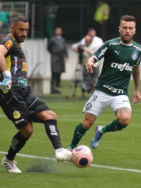 16 de fevereiro de 2020 - Goleiro do Mirassol, Kewin, toca a bola de lado e levanta a "borrachinha" da grama sintética do Palmeiras - Bruno Ulivieri/AGIF