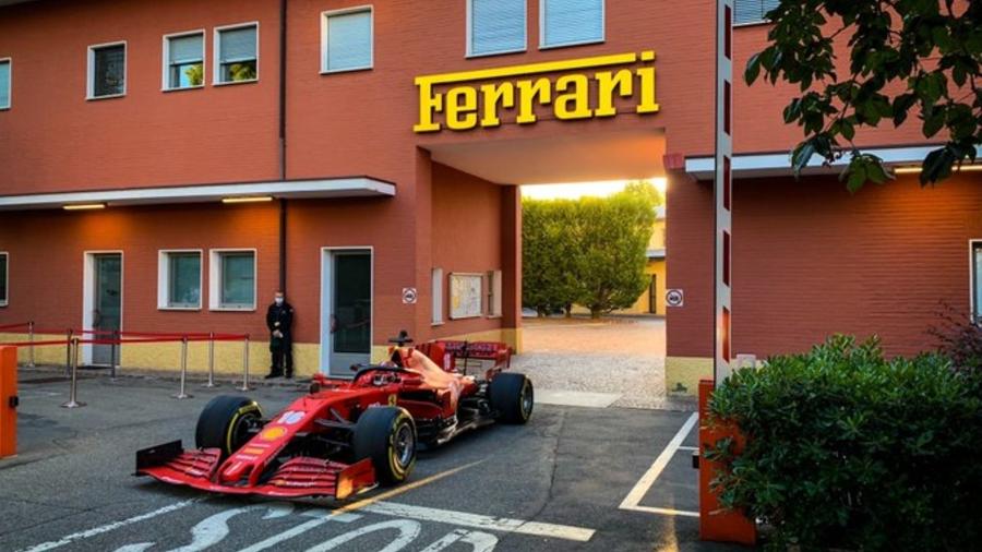 Passeio foi da fábrica da Ferrari ao Circuito de Fiorano - @Charles_Leclerc/Twitter