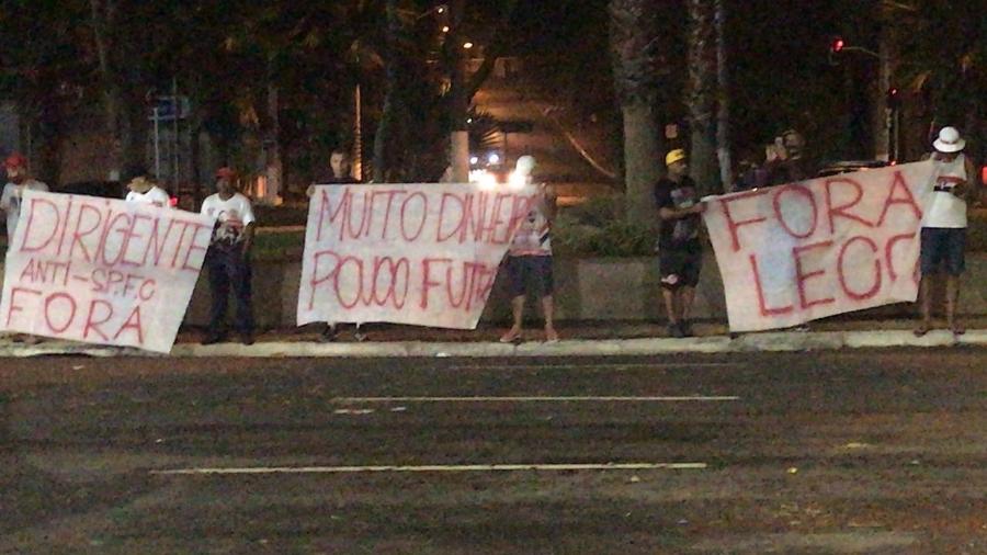 Torcedores do São Paulo protestaram após vitória contra o Fortaleza na portaria do Morumbi - Reprodução