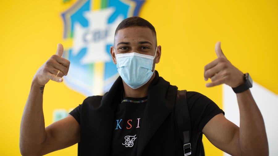 Renan Lodi, lateral da seleção brasileira, durante apresentação da delegação na Granja Comary - Lucas Figueiredo/CBF