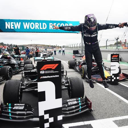 Lewis Hamilton "voa" após ganhar o GP de Portugal e se tornar, com 92 vitórias, o maior vencedor da história da Fórmula 1 - Jorge Guerrero - Pool/Getty Images