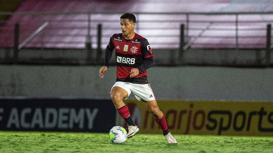 Volante João Gomes vem se destacando pelo Flamengo desde a temporada passada - Alexandre Vidal / Flamengo