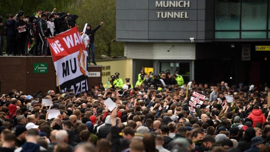 Torcedores do Manchester United protestam em frente ao Estádio de Old Trafford - Oli Scarff/AFP