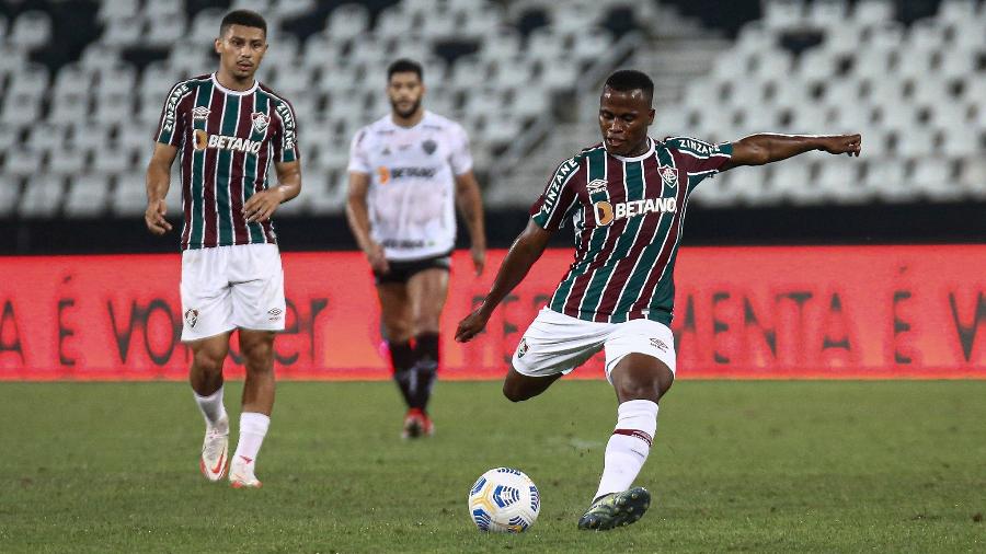 Sob olhar de André, Arias finaliza em partida de estreia pelo Fluminense, contra o Atlético-MG, pela Copa do Brasil - LUCAS MERÇON / FLUMINENSE F.C.