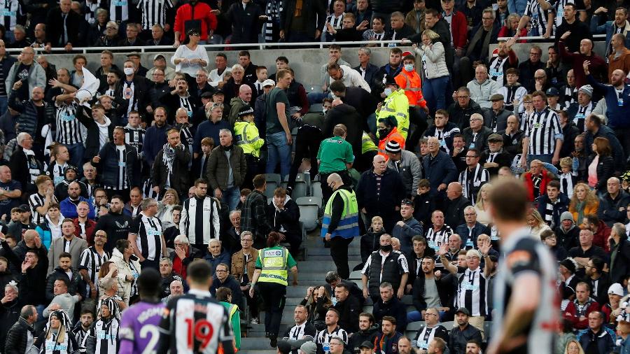 Homem passou mal na arquibancada durante partida entre Tottenham e Newcastle - Action Images via Reuters/Lee Smith