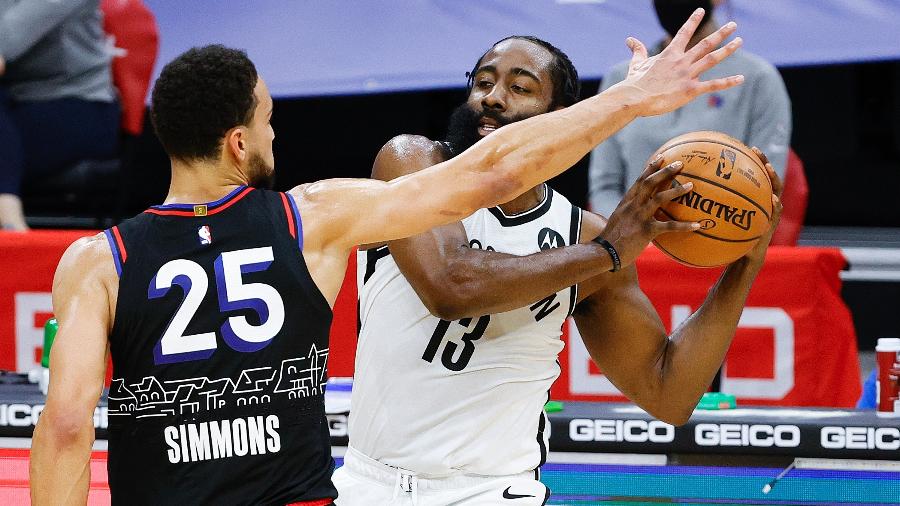 James Harden (dir) tenta passar por Ben Simmons em jogo do Brooklyn Nets contra o Philadelphia 76ers na NBA em fevereiro de 2021 - Tim Nwachukwu/Getty Images