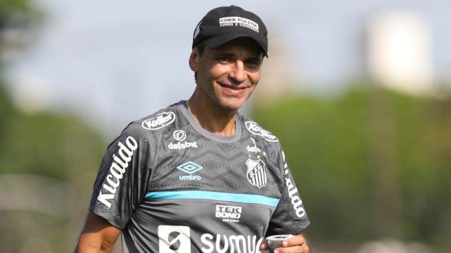 Fabián Bustos dirige treino do Santos - Pedro Ernesto Guerra Azevedo/Divulgação