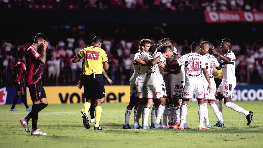 Jogadores do São Paulo comemoram gol de Calleri contra o Athletico-PR pelo Brasileirão 2022 - Ettore Chiereguini/AGIF