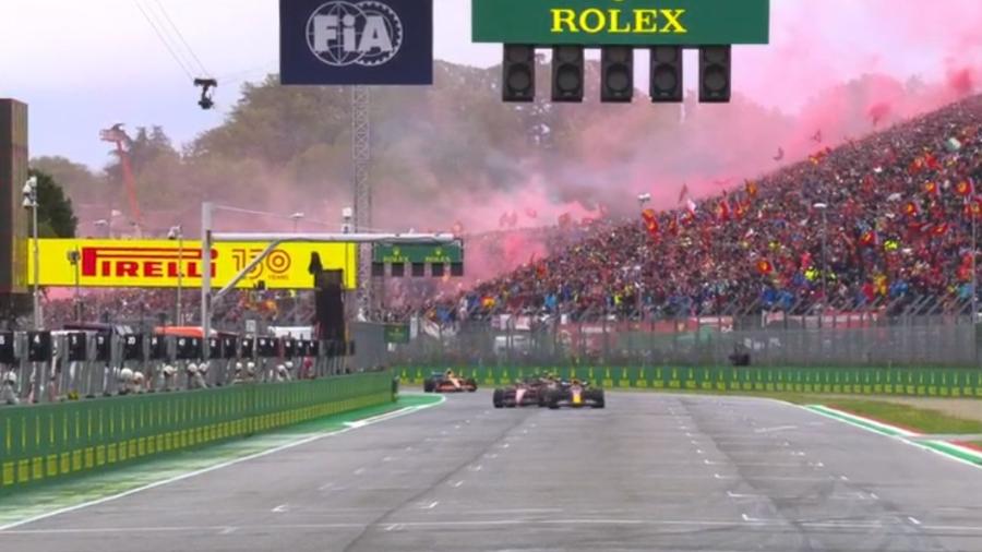 Torcedores ferraristas fazem festa antes da largada para o GP da Emilia Romagna, em Ímola 