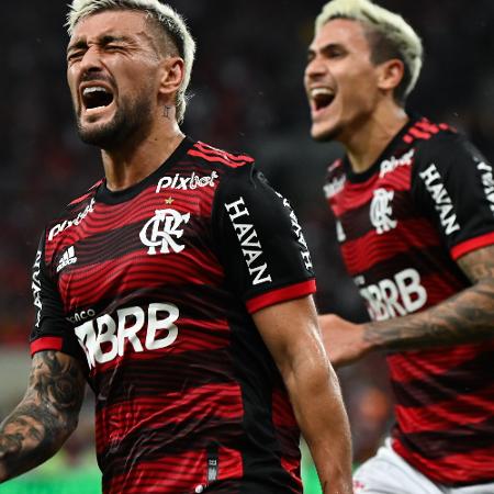 Arrascaeta e Pedro celebram gol do Flamengo sobre o São Paulo - GABRIEL BASTOS MELLO/ONZEX PRESS E IMAGENS/ESTADÃO CONTEÚDO
