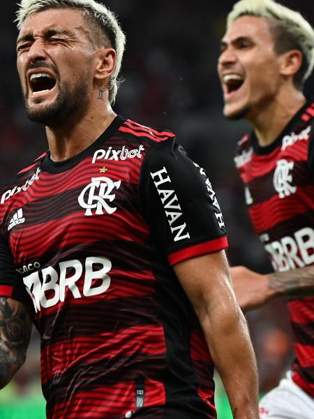 Arrascaeta e Pedro celebram gol do Flamengo. - GABRIEL BASTOS MELLO/ONZEX PRESS E IMAGENS/ESTADÃO CONTEÚDO