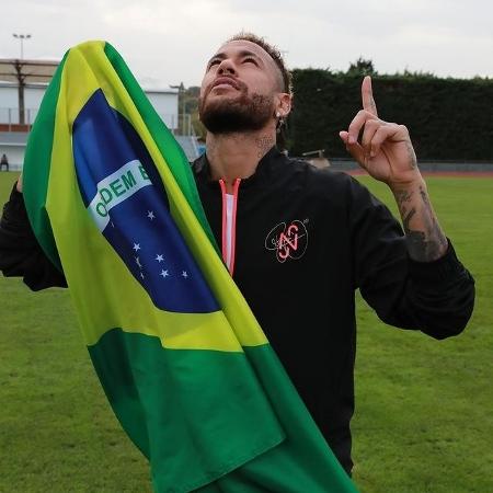 Neymar posa com bandeira do Brasil - Reprodução/Instagram