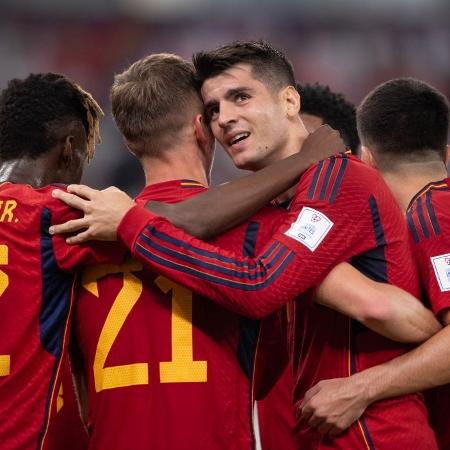 Jogadores da Espanha comemoram gol de Morata na goleada sobre a Costa Rica, pela Copa do Mundo de 2022 - Visionhaus/Getty