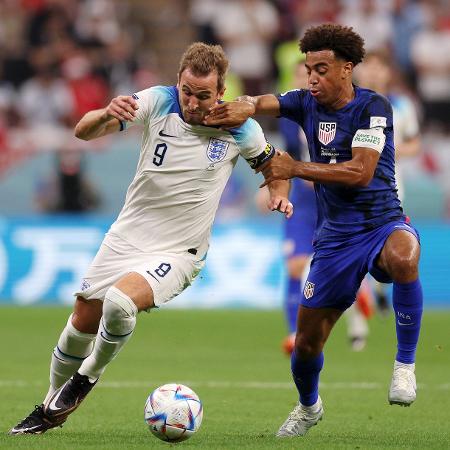 Harry Kane e Tyler Adams brigam pela bola em Inglaterra x EUA no Al-Bayt - Elsa/Getty Images