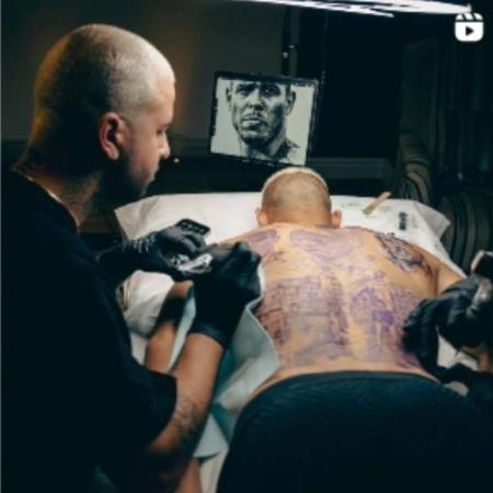 Richarlison sendo tatuado com os rostos de Neymar, Ronaldo, o seu e frase de Pelé  - Reprodução/Instagram