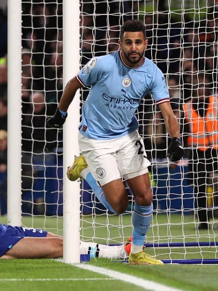 Mahrez comemora ao marcar para o City contra o Chelsea no Inglês - Ryan Pierse/Getty Images