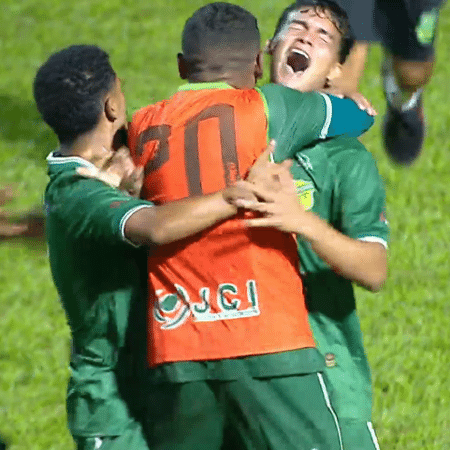 Jogadores do Floresta-CE celebram classificação sobre o Athletico-PR na Copinha - Reprodução/Sportv