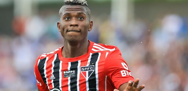 Jogadores fora dos planos do São Paulo treinam no CT à espera de futuro