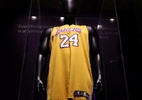 Camisa de Kobe Bryant da temporada de MVP é vendida por R$ 31 milhões - REUTERS/Mike Segar