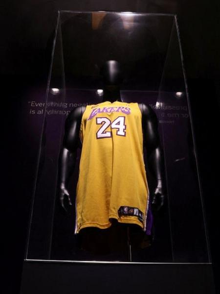 Camisa usada e assinada por Kobe Bryant, ídolo do Los Angeles Lakers, MVP na temporada 2007/08 da NBA - REUTERS/Mike Segar