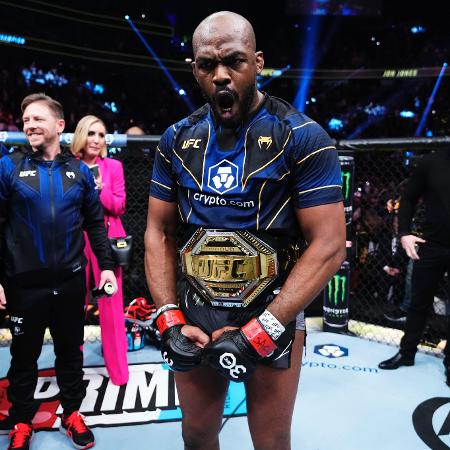 Jon Jones venceu Ciryl Gane e se tornou campeão da categoria peso pesado do UFC