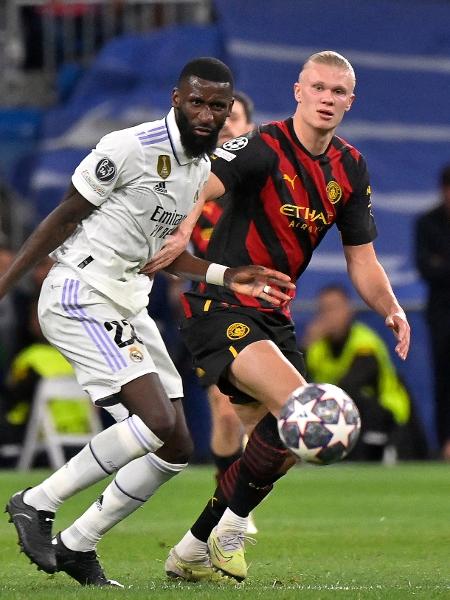 Rudiger, do Real Madrid, marcando Haaland, do Manchester City, em jogo da Champions League - OSCAR DEL POZO / AFP