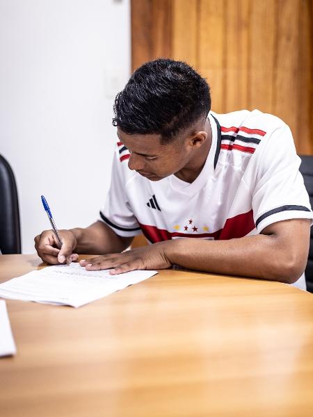Ryan Francisco assina seu primeiro contrato profissional com o São Paulo - Reprodução/Twitter