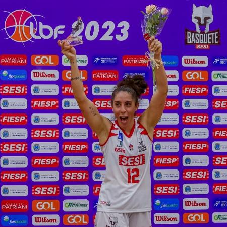 Aline Moura recebe o prêmio de MVP em partida contra Catanduva