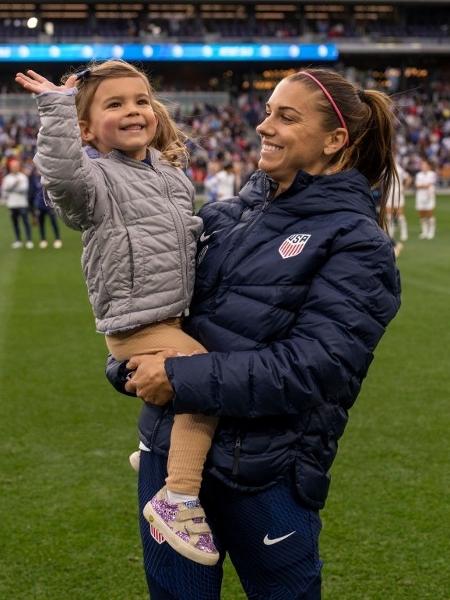 Alex Morgan, jogadora dos EUA, com sua filha, Charlie Carrasco