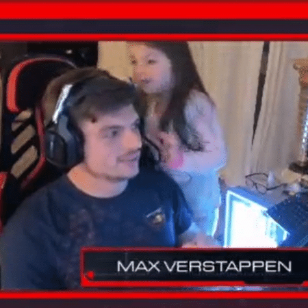 Max Verstappen é interrompido por Penelope, filha de Kelly Piquet, durante live