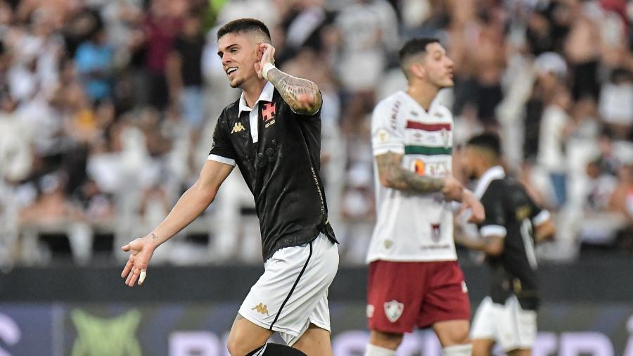 Gabriel Pec, do Vasco, comemora seu gol contra o Fluminense, pelo Brasileirão