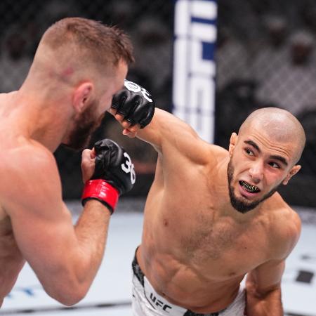 Muhammad Mokaev acerta soco no norte-americano Tim Elliott durante luta da categoria peso galo no UFC 294, em Abu Dhabi