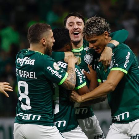 Jogadores do Palmeiras comemoram gol de Endrick sobre o América-MG, pelo Brasileirão