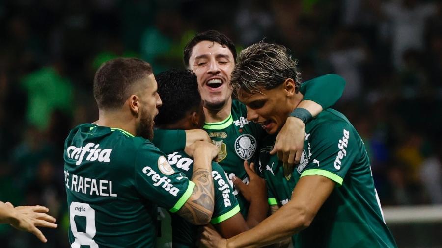 Jogadores do Palmeiras comemoram gol de Endrick sobre o América-MG, pelo Brasileirão