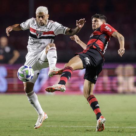 Wellington Rato, do São Paulo, e Ayrton Lucas, do Flamengo, disputam a bola em jogo do Campeonato Brasileiro