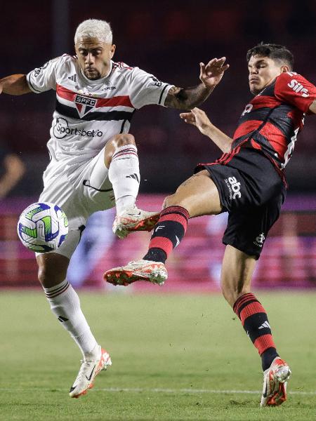 Wellington Rato, do São Paulo, e Ayrton Lucas, do Flamengo, disputam a bola em jogo do Campeonato Brasileiro