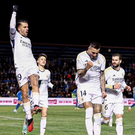 Jogadores do Real Madrid comemoram gol sobre o Arandina na Copa do Rei
